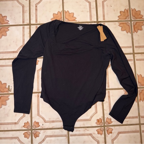 SKIMS Tops - NWT SKIMS GRAPHITE FITS EVERYBODY LONG SLEEVE SQUARE NECK BODYSUIT